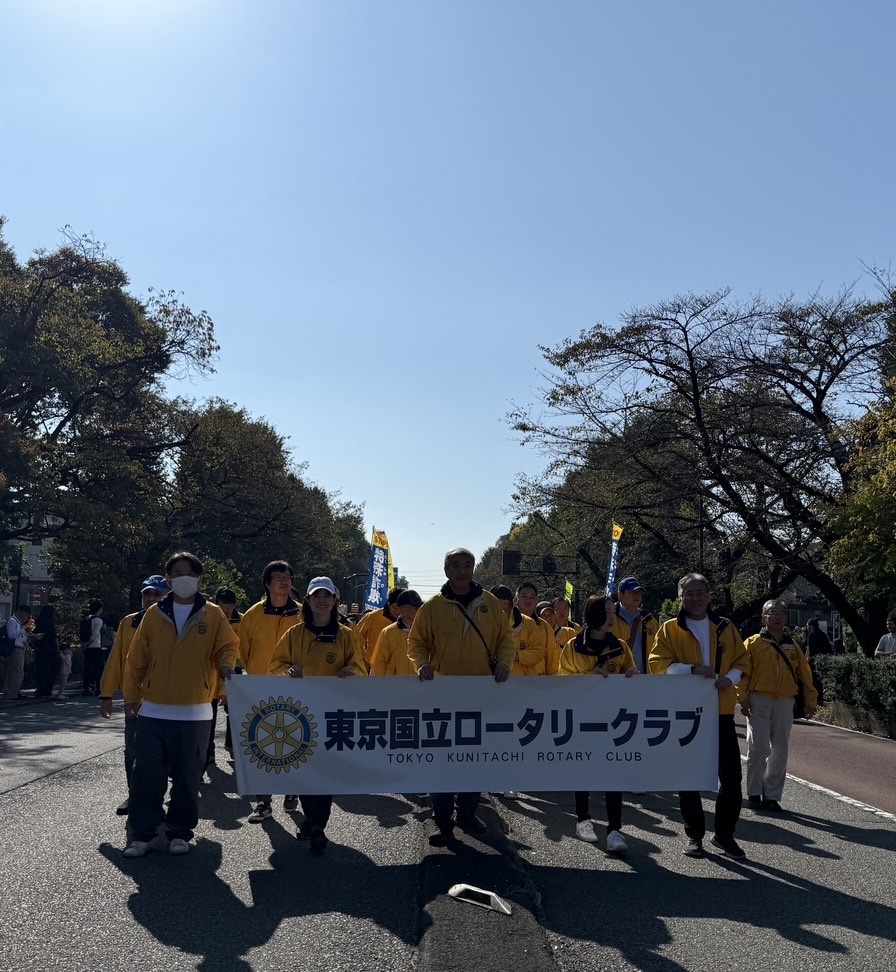 抜ける様な青空の元パレードに参加しました