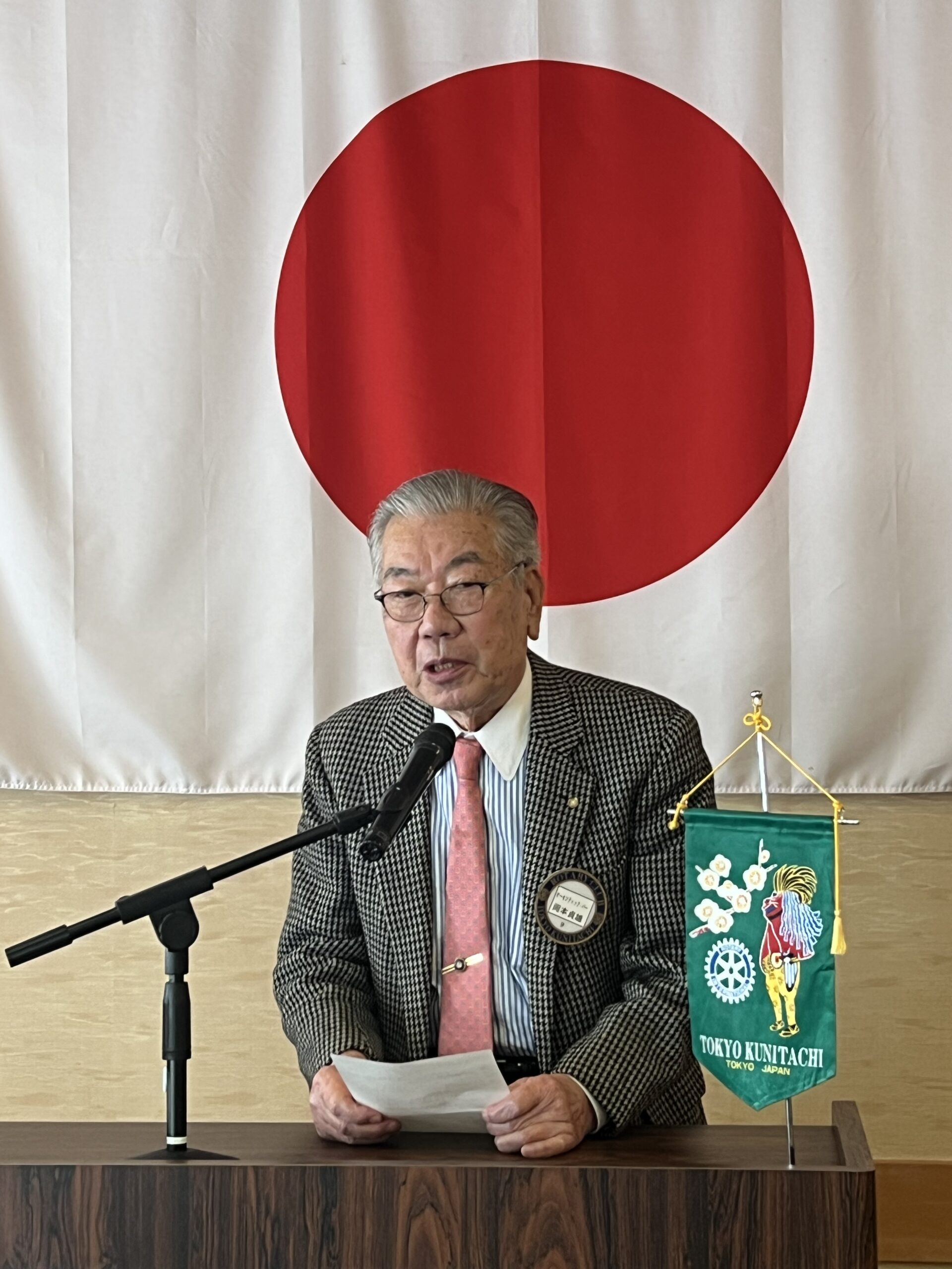 岡本貞雄会員の卓話の様子