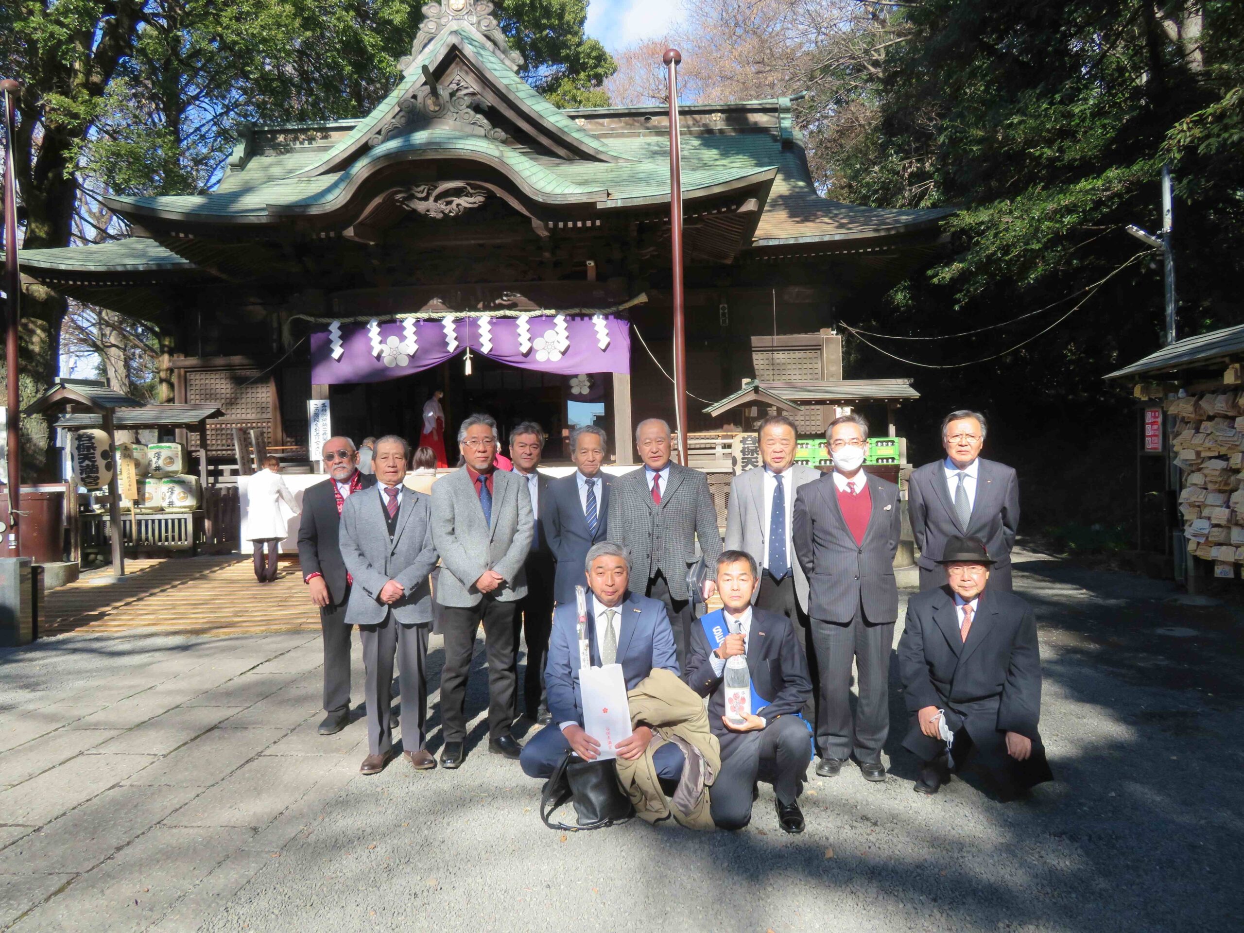 理事の皆さんと天満宮に新年の参拝を行いました。