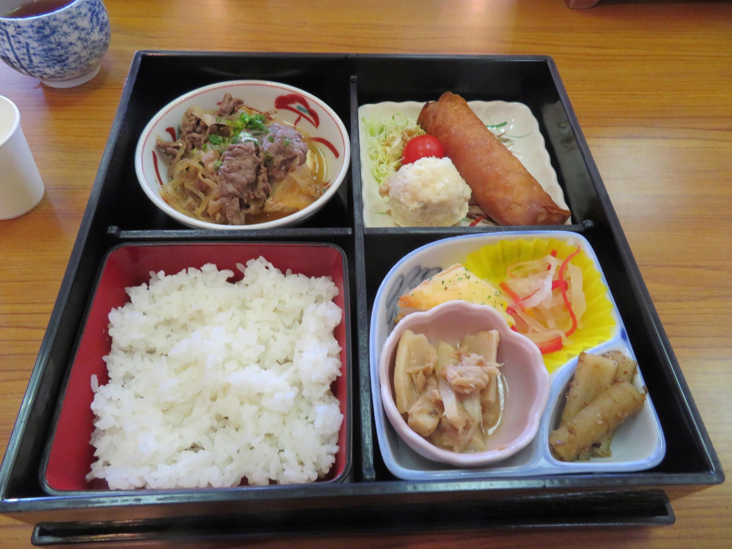 本日のお弁当。写真にはありませんが、豪華お刺身付きです。