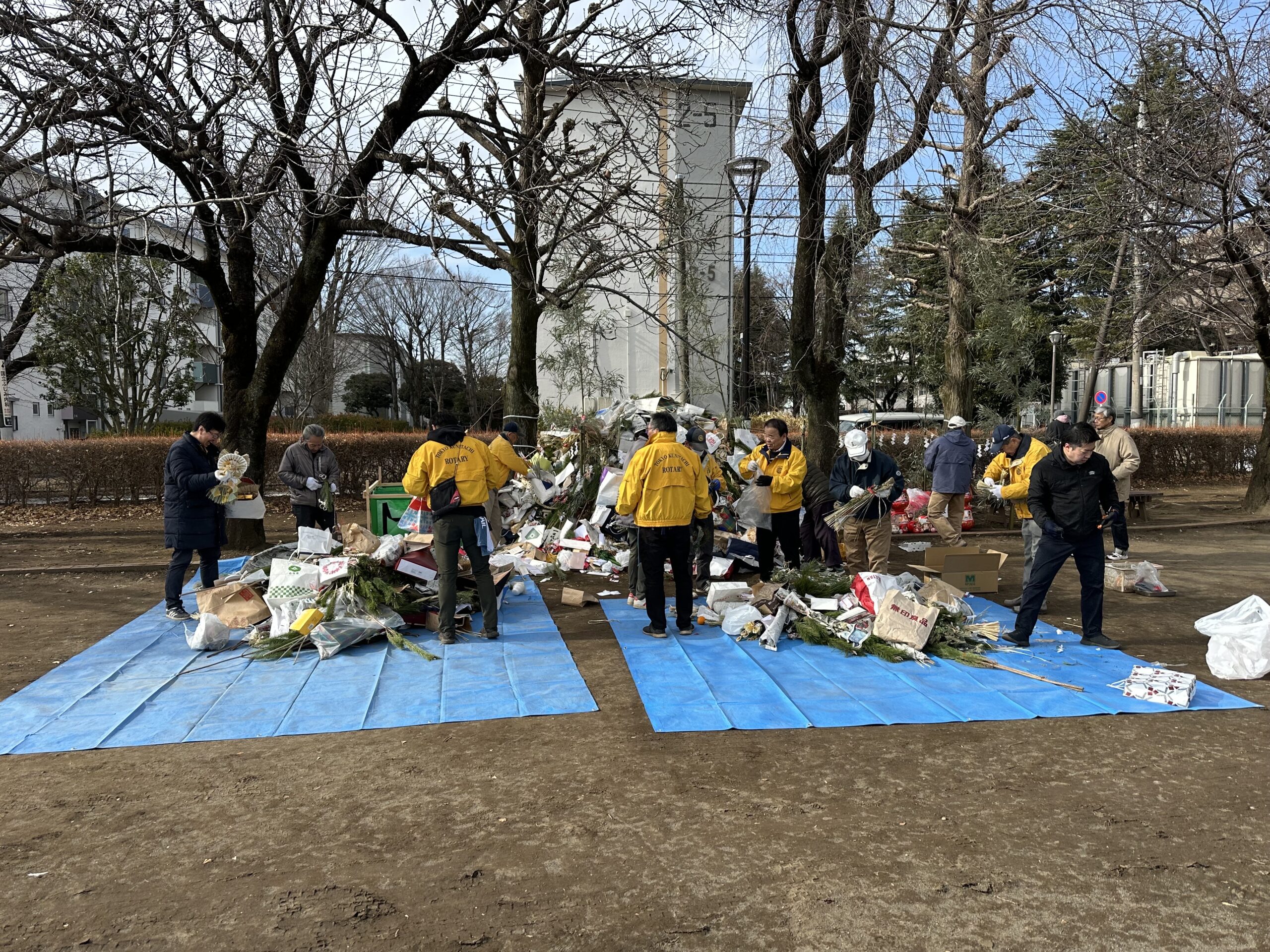 市民が持ち寄った正月飾り等、環境に配慮し、不燃物、ビニール等を取り除きます