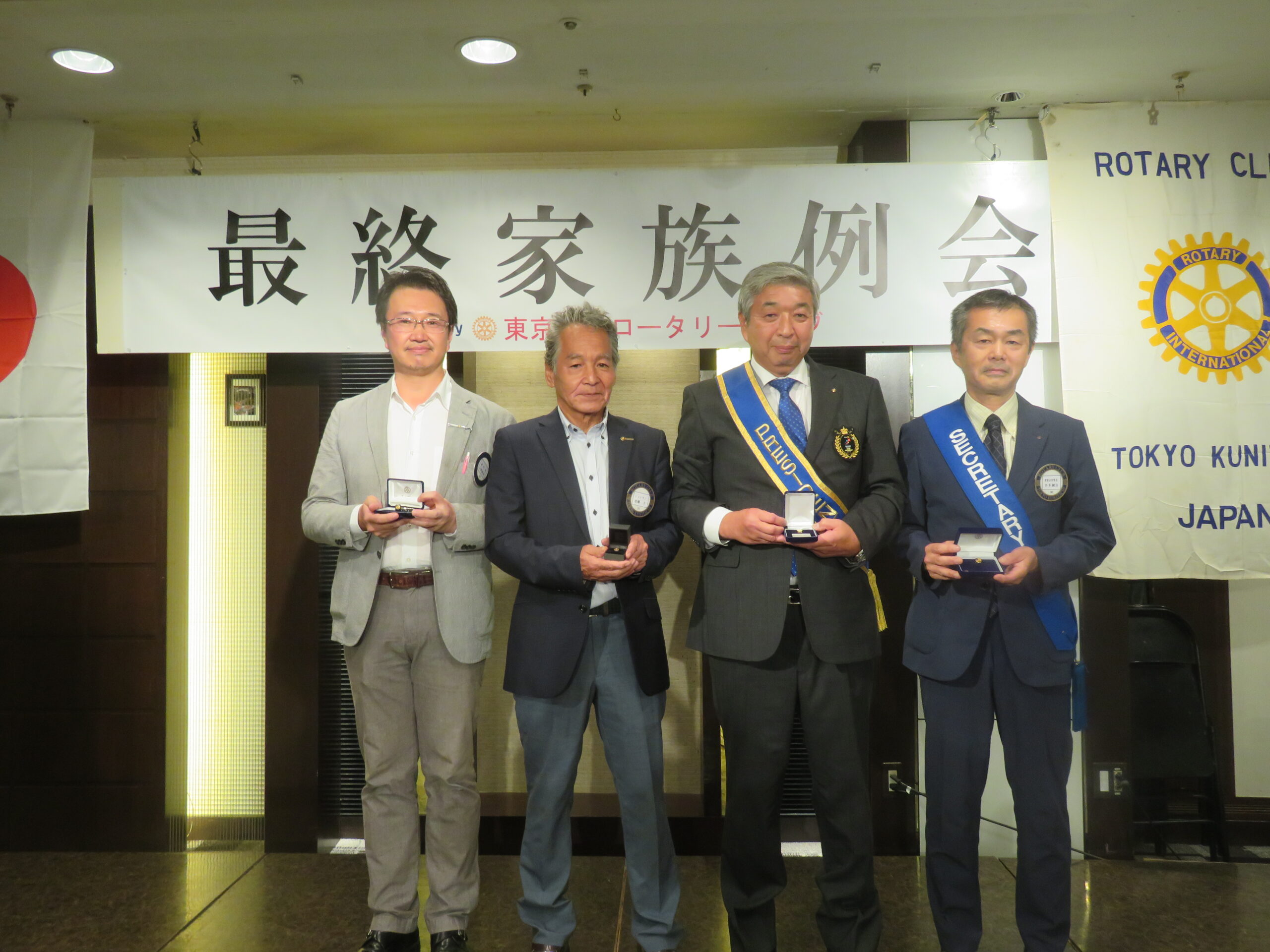 遠藤久次年度会長と、山岡次年度幹事とのバッチ交換