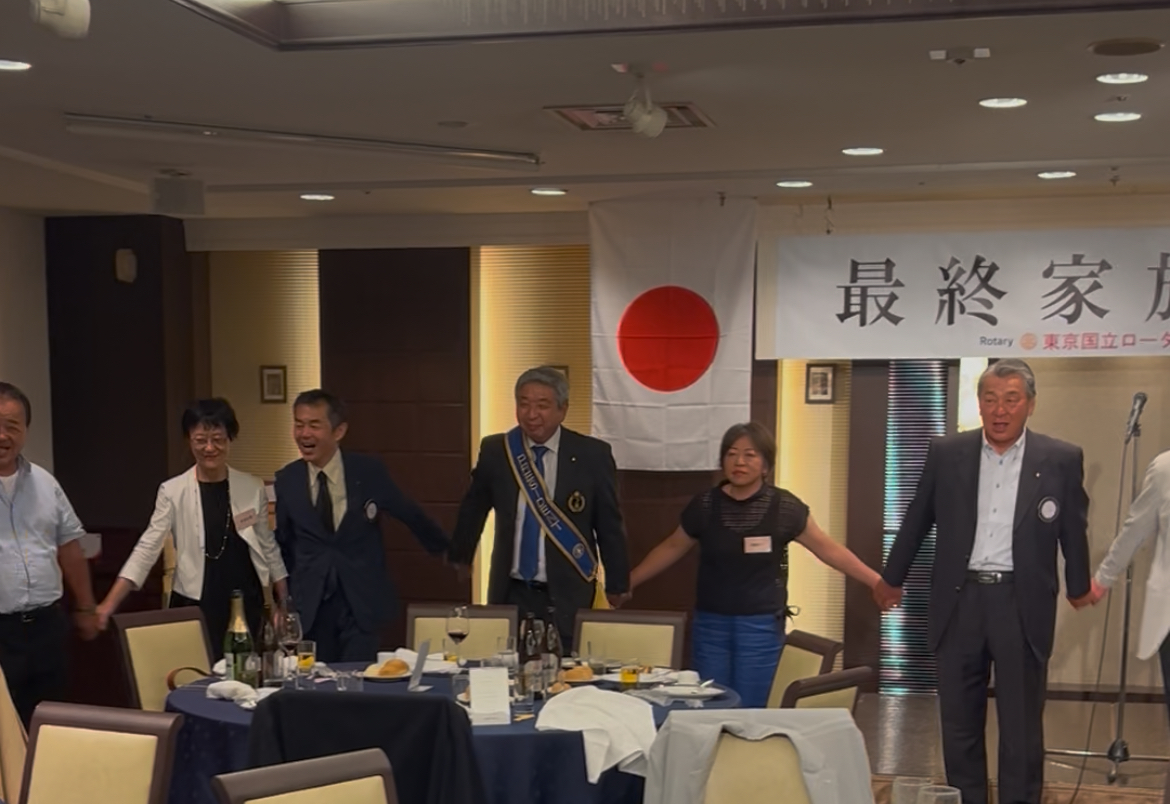 最後は手を取り「手に手繋いで」を合唱しました